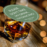 Nimm meinen Drink nicht, ich tanze Hochzeit Runder Pappuntersetzer<br><div class="desc">Lass deinen Gästen,  die ganze Nacht lang mit diesen niedlichen und lustigen Untersetzer zu tanzen,  die mit deinen Namen und deinem Date personalisiert sind. Platzieren Sie einfach auf Ihren Drink.</div>