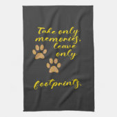 Nimm nur Erinnerungen, verlass nur Fußspuren. Geschirrtuch (Vertikal)