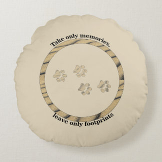 Nimm nur Erinnerungen, verlass nur Fußspuren. Rundes Kissen