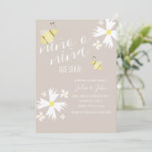 Nina o Nino Gender Reveal Niedliche Bienen Earthy Einladung (Stehend Vorderseite)