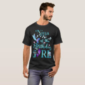 Nina von The Birthday Girl Nani Mermaid First Birt T-Shirt (Vorne ganz)