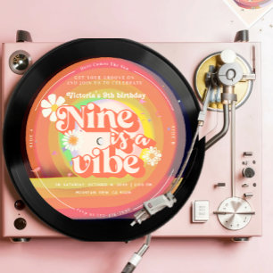 Nine is a Vibe Groovy Retro Vinyl Regenbogen-Daisy Einladung