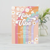 Nine ist ein Vibe Daisy Rainbow Groovy 9. Geburtst Einladung (Stehend Vorderseite)