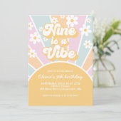 Nine ist ein Vibe Pastel Retro Sunshine daisine Einladung (Stehend Vorderseite)