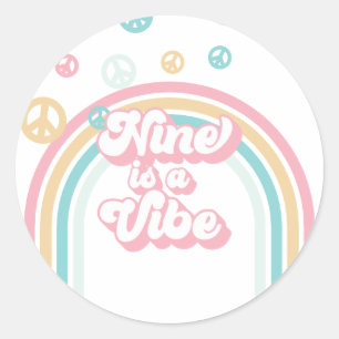 Nine ist ein Vibe Retro Summer Rainbow Runder Aufkleber
