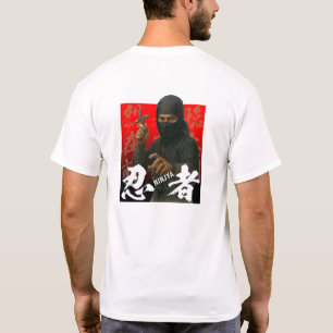 Ninja in Schwarz mit Kanji und rotem Hintergrund T-Shirt