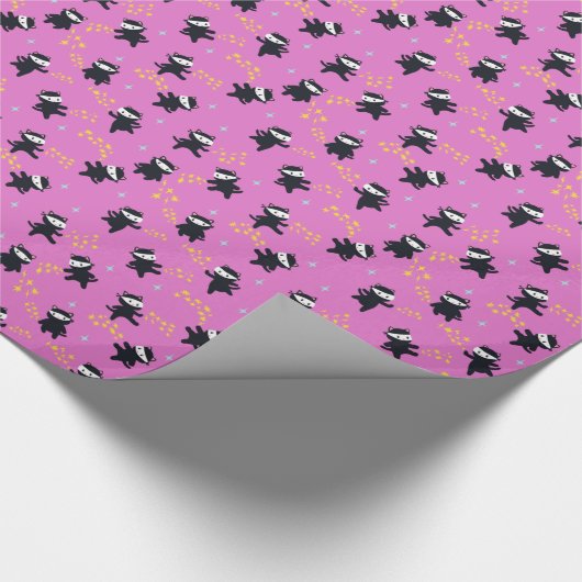 Ninja Katzen mit Star Power auf Rosa Geschenkpapier (Ecke)