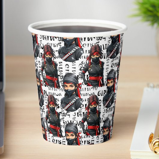 Ninja-Mädchen Anime mit Textmuster-Design Pappbecher
