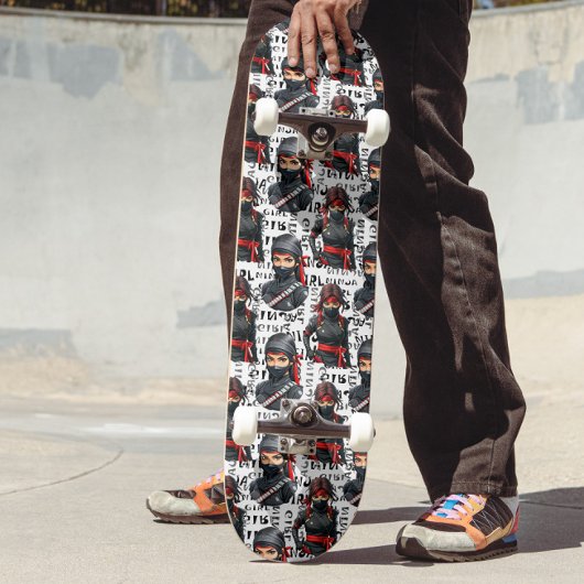 Ninja-Mädchen Anime mit Textmuster-Design Skateboard