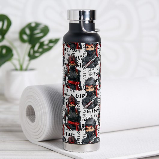 Ninja-Mädchen Anime mit Textmuster-Design Trinkflasche