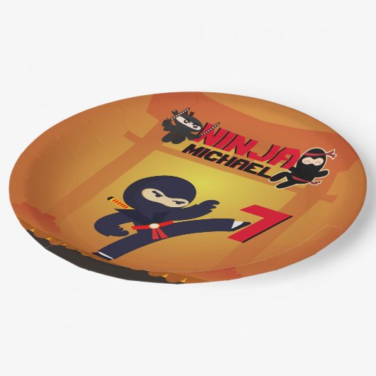 NINJA Movie Star Warrior Kicking it Karate Party Pappteller (Schrägansicht)