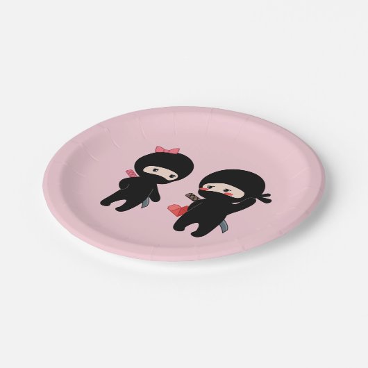 Ninja Pair, ein Junge und ein Mädchen auf Pink Pappteller (Schrägansicht)