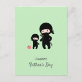 Ninja Vater und Kind auf der grünen Postkarte (Vorderseite)