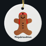 Ninjabreadman biscuit (Cookie) Keramik Ornament<br><div class="desc">Der Ninjabreadman ist eine sonderbare Drehung auf einem Lebkuchen-Keks und verfügt über ein Shinobi-Headband.

Wenn Sie sich fragen,  was der japanische Text ist,  steht dort "Friede" und "Contentment".</div>