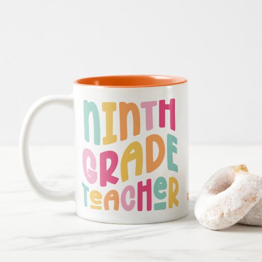 Ninth Grade Teacher Colorful Text Zweifarbige Tasse (Mit Donut)