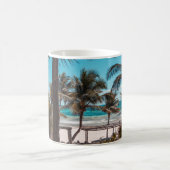 Nipa hut under coconut palm trees kaffeetasse (Mittel)
