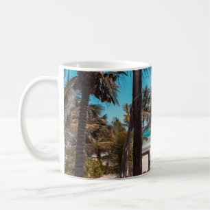Nipa hut under coconut palm trees kaffeetasse