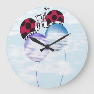 Nirgendwo, aber von hier oben Ladybug Illustration Große Wanduhr