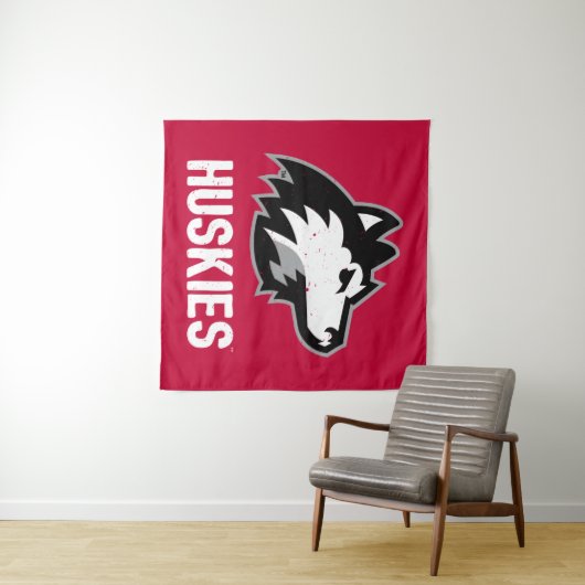 NIU-Huskies gestört Wandteppich (Beispiel (Horizontal))