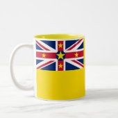 Niue Flag Zweifarbige Tasse (Links)