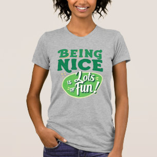 Nizza zu sein ist viel Spaß im T-Shirt