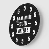 No Drinking Until After 5 - Funny Clock Große Wanduhr (Winkel)