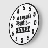 No Drinking Until After 5 - Funny Clock Große Wanduhr (Winkel)