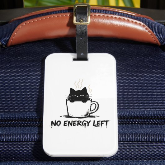 NO ENERGY LEFT” Sleepy Cat in Coffee Mug – Funny M Gepäckanhänger (Vorderseite Insitu 2)