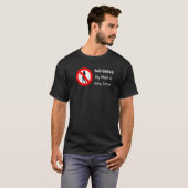 No Girls Mom Is Very Strict Not Allowed Meme T-Shirt (Vorne ganz)