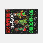 No Hugging Season Xmas 2021 Elf Reindeer Santa Ca  Fleecedecke (Vorderseite (Horizontal))