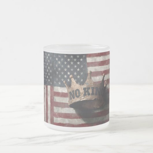 No King – Distressed Crown with American Flag Mattglastasse (Mittel)