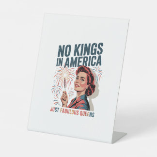 No Kings In America Fabulous Queens Pride 2025 Des Sockelschild