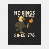 No Kings In America Since 1776 Funny Kicking Crow Fleecedecke (Vorderseite)