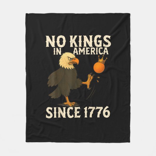 No Kings In America Since 1776 Funny Kicking Crow Fleecedecke (Vorderseite)