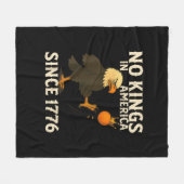 No Kings In America Since 1776 Funny Kicking Crow Fleecedecke (Vorderseite (Horizontal))