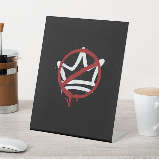 No Kings In America Since 1776 Minimal Clean Sockelschild (In SItu)