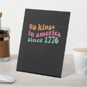 No Kings In America Since 1776 Retro Groovy No Kin Sockelschild (In SItu)