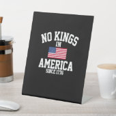 No Kings In America USA Flag Retro Cool Style Sockelschild (In SItu)