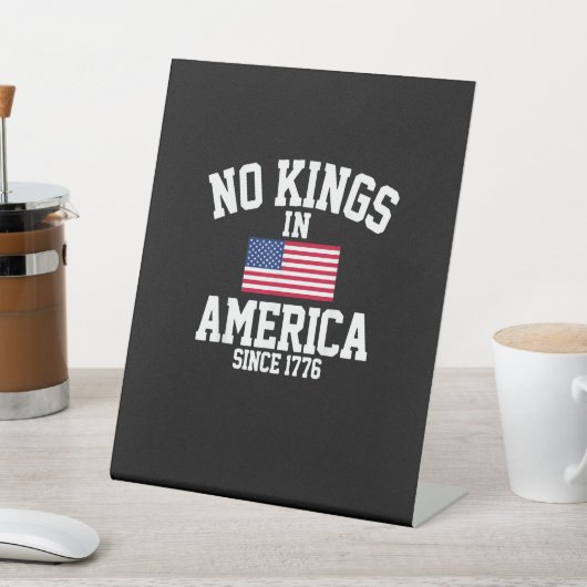 No Kings In America USA Flag Retro Cool Style Sockelschild (In SItu)