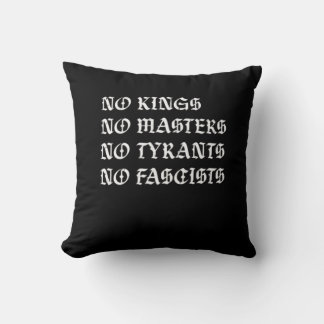 No Kings No Masters No Tyrants No Fascists Style Kissen