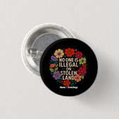 No One Is Illegal on Stolen Land Indigenous Pride Button (Vorne & Hinten)