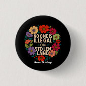 No One Is Illegal on Stolen Land Indigenous Pride Button (Vorderseite)