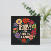 No One Is Illegal on Stolen Land Indigenous Pride Einladung (Stehend Vorderseite)