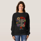 No One Is Illegal on Stolen Land Indigenous Pride Sweatshirt (Vorne ganz)