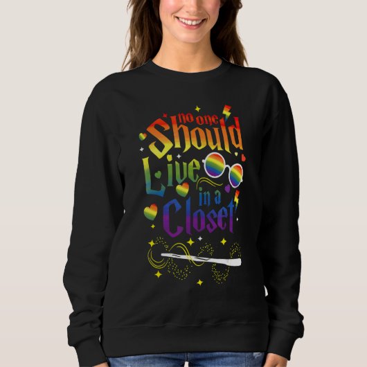 No One Should Live In A Closet LGBT Gay Pride Sweatshirt (Vorderseite)