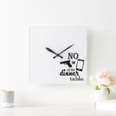 No phones at the dinner table Ready to customize Quadratische Wanduhr (Zuhause)