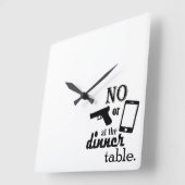 No phones at the dinner table Ready to customize Quadratische Wanduhr (Winkel)