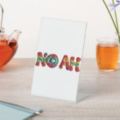 NOAH Name in lebendigem Häkelmuster Sockelschild (In SItu)