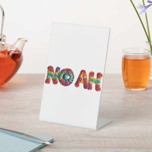 NOAH Name in lebendigem Häkelmuster Sockelschild (In SItu)