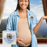 Noah's Ark Niedlicher Tiere Blue Boy Mommy zu sein Button<br><div class="desc">Herzlich willkommen in unserer Kollektion "Noah's Ark Niedlicher Tiere Blue Boy Baby Shower", in der Charme und Launen in allen Details zu spüren sind. Inspiriert durch die zeitlose Geschichte von Noahs Arche, erweckt diese Sammlung die Unschuld und Freude, ein neues Freudenbündel in die Welt zu begrüßen. Stellen Sie sich bezaubernde...</div>